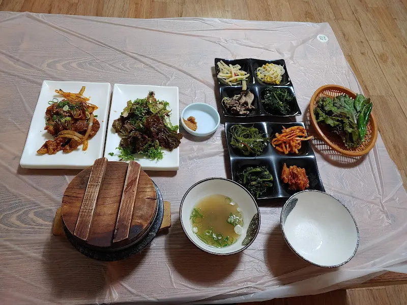 돌솥밥과 다양한 반찬들