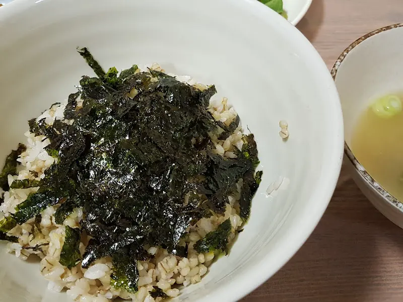 김이 모락모락 나는 돌솥밥