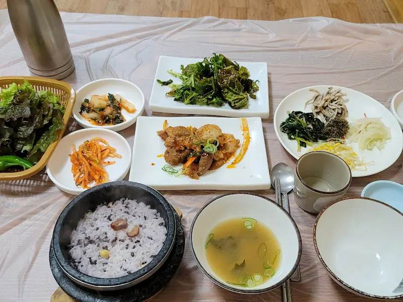 돌솥밥 정식 풀샷