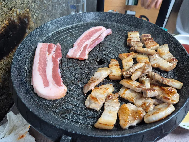 삼겹살 굽는 모습