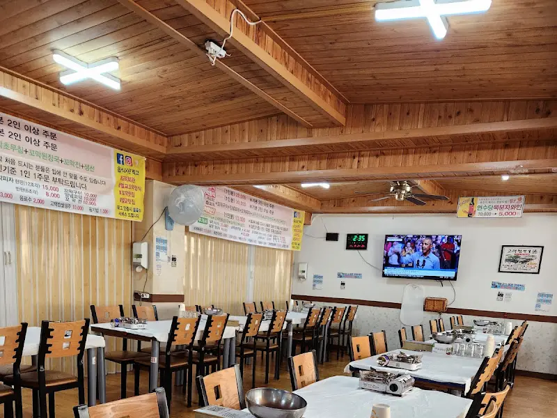 넓고 깨끗한 식당 내부. 테이블 간 간격이 넓어 편안하게 식사를 즐길 수 있다.