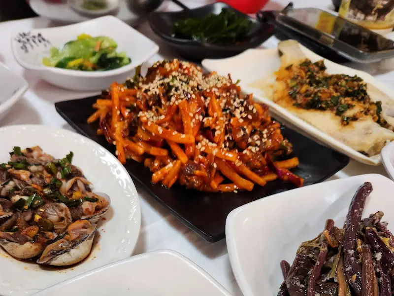 꼬막무침, 꼬막전 등 다양한 꼬막 요리들이 테이블 위에 놓여 있다.