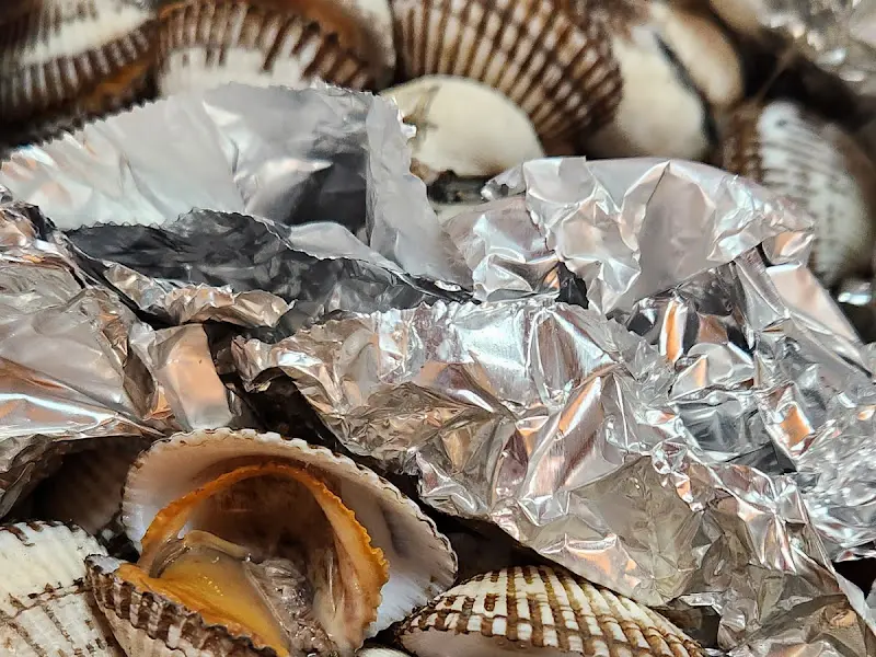 찜통에 쪄진 꼬막 사진. 먹음직스러운 모습이다.