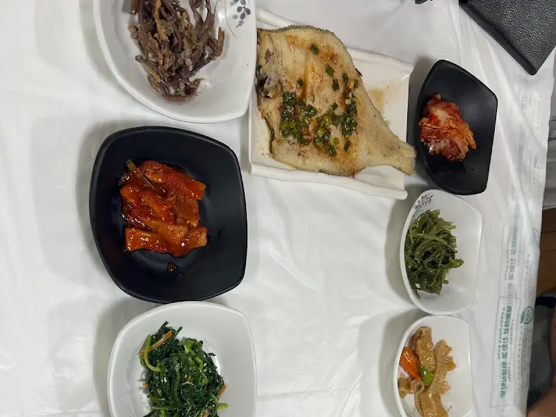 정갈하게 담긴 밑반찬 사진. 다양한 종류의 반찬들이 제공된다.