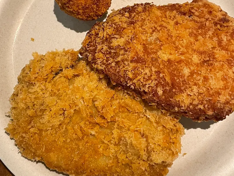 돈까스와 곁들임 메뉴들