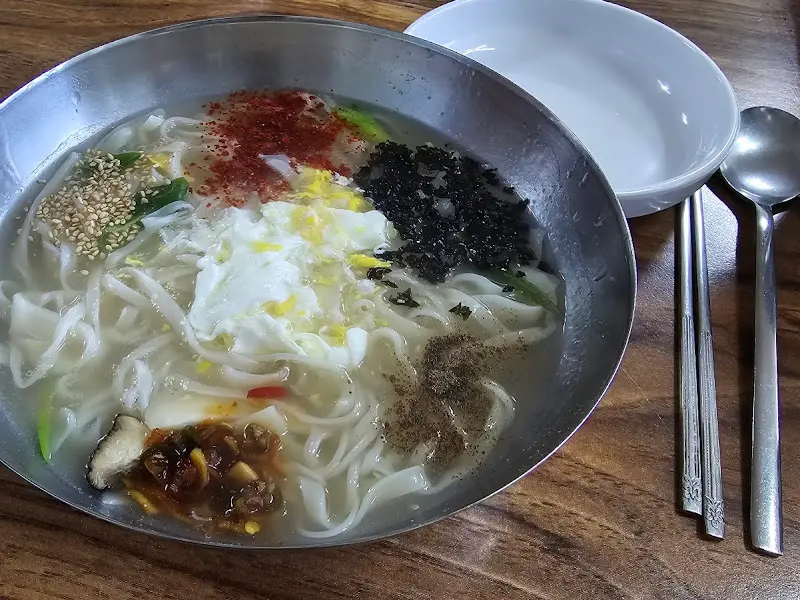 칼국수 한 상 차림