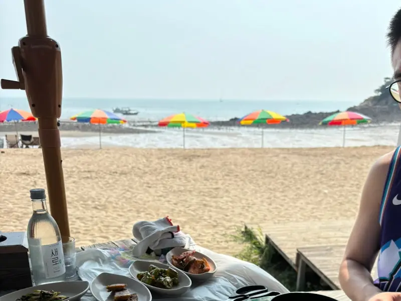 왕산해수욕장이 보이는 OOO의 창가 좌석