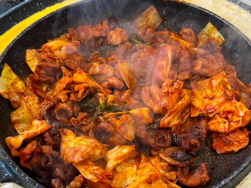 맛있게 익어가는 쭈꾸미 볶음