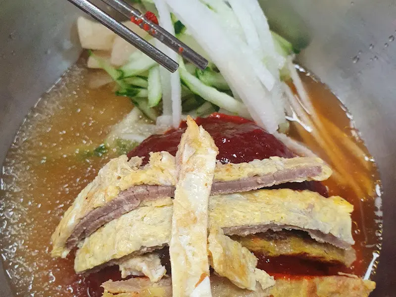 정갈하게 담겨 나온 섞음냉면