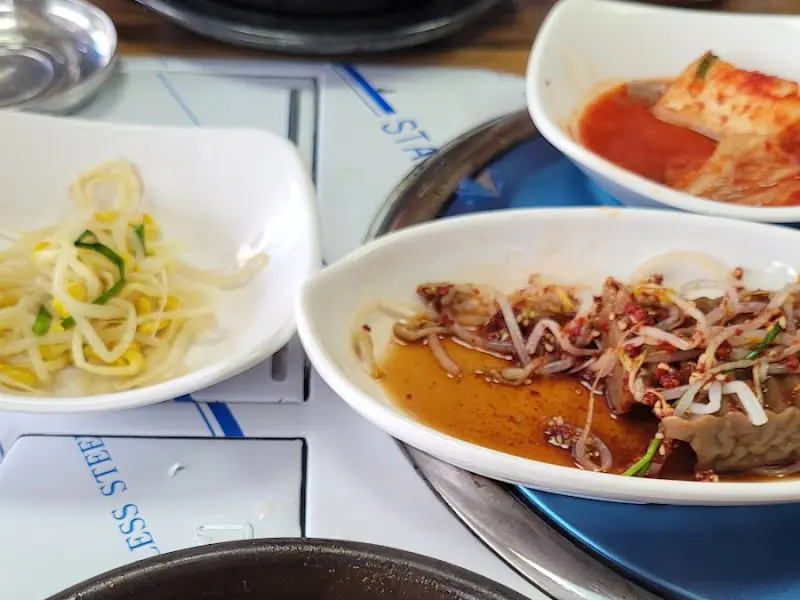 깔끔하게 차려진 밑반찬