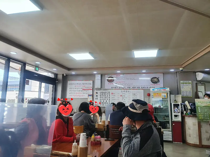 활기 넘치는 식당 내부