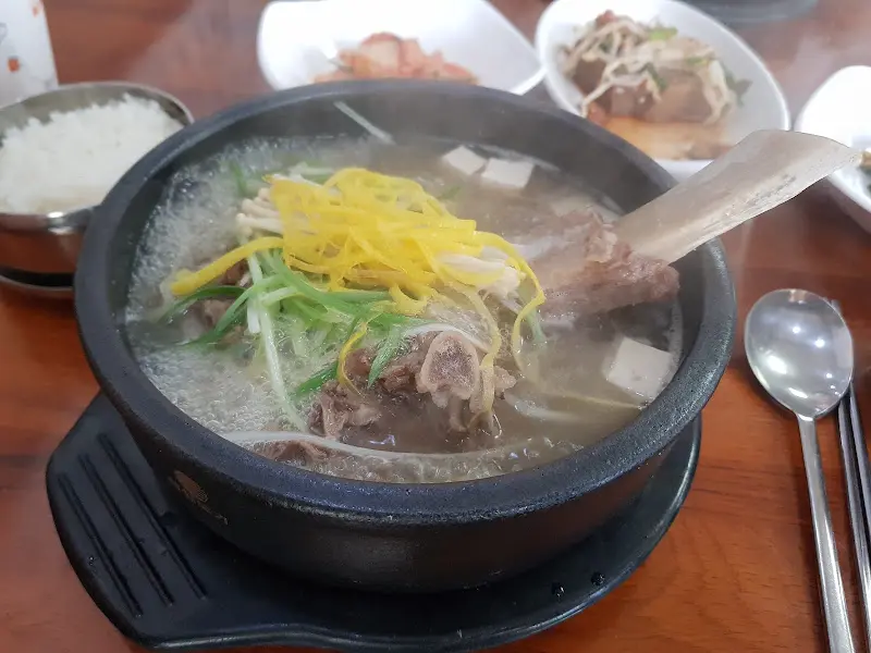 푸짐한 갈비탕 한 그릇