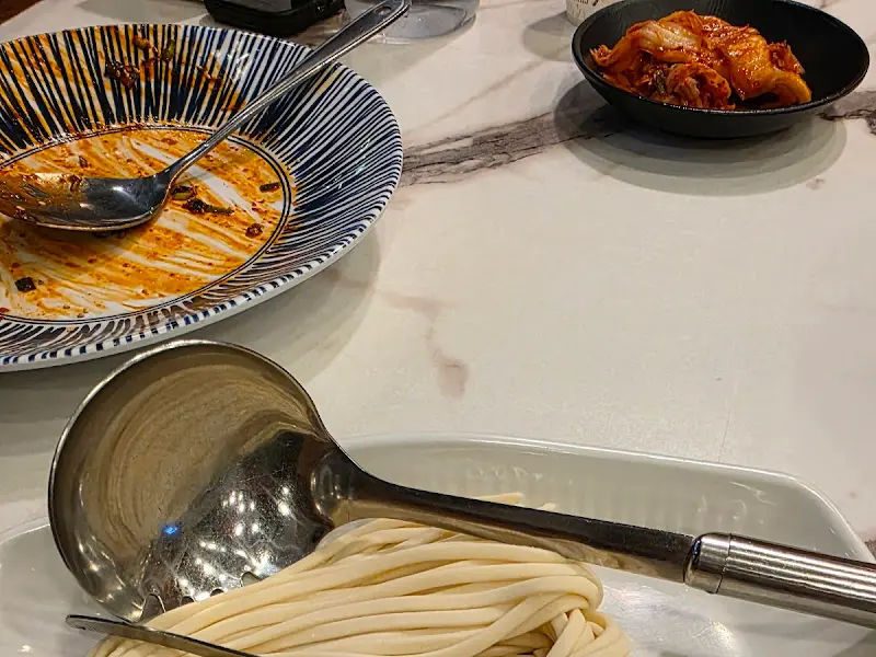 깨끗하게 비워진 접시