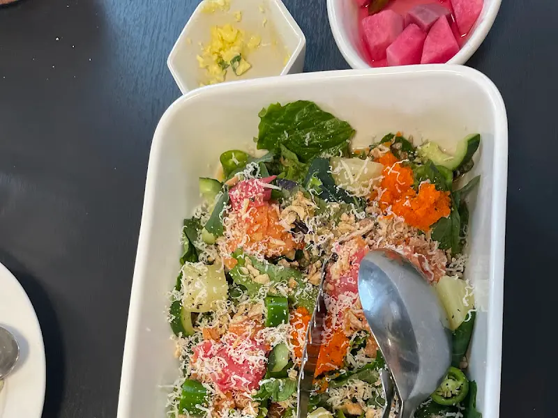 신선한 채소가 듬뿍 들어간 샐러드