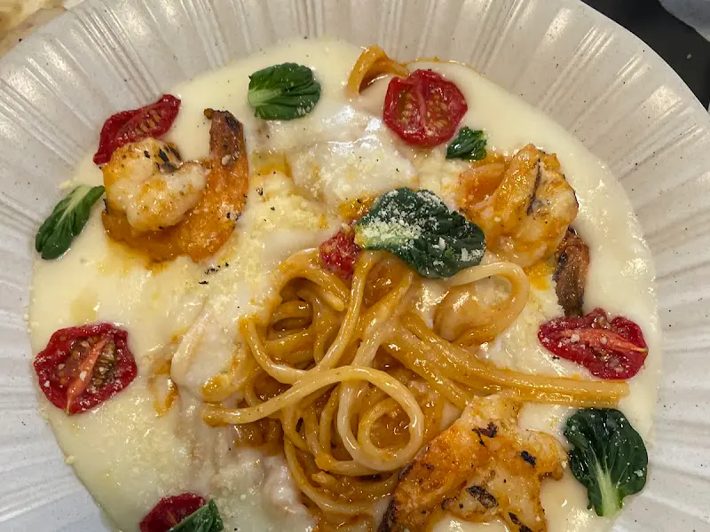 탱글탱글한 새우가 올려진 파스타