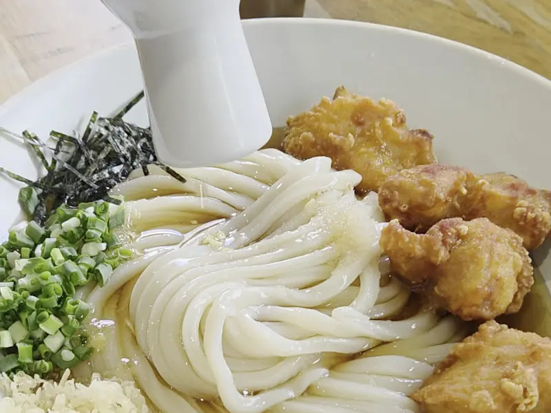 탱글탱글한 면발과 튀김이 어우러진 냉우동
