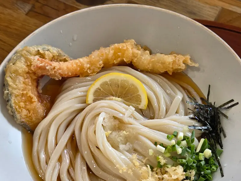 레몬 슬라이스가 올라간 붓카케 우동