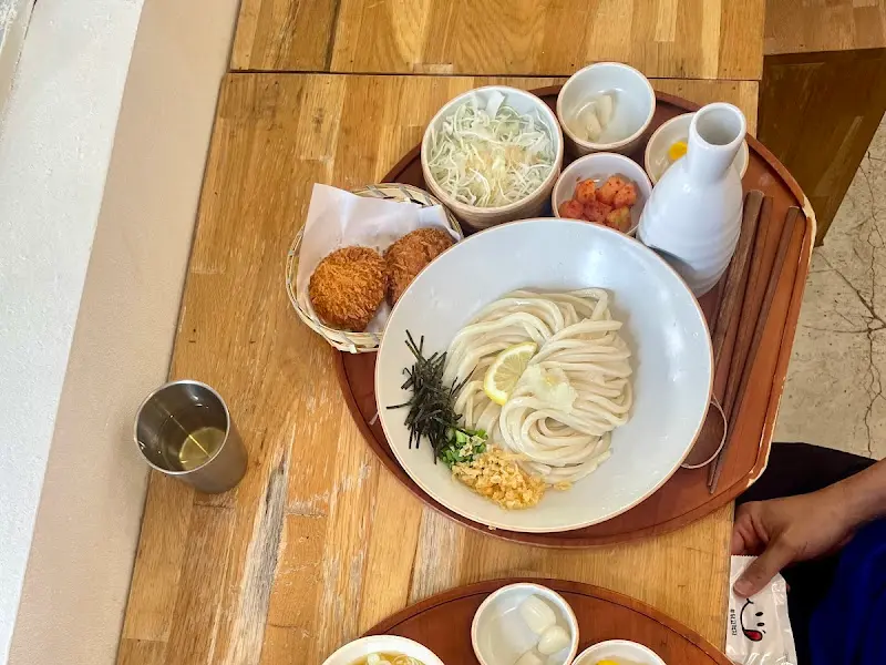 나무 쟁반에 담겨 나오는 우동 한 상 차림