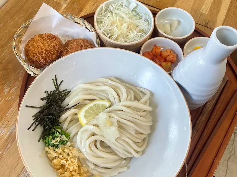 고로케와 함께 제공되는 붓카케 우동