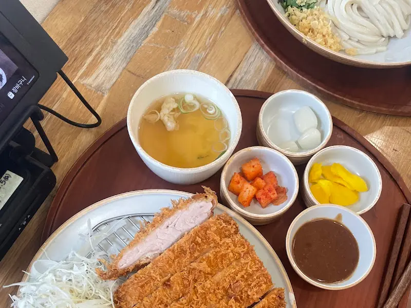 돈카츠와 함께 제공되는 우동 정식