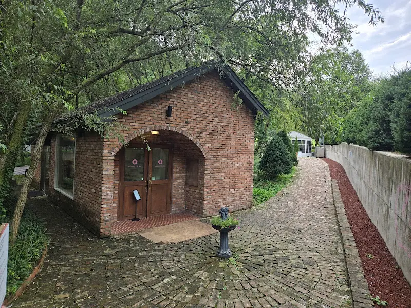 붉은 벽돌 건물의 카페 외관