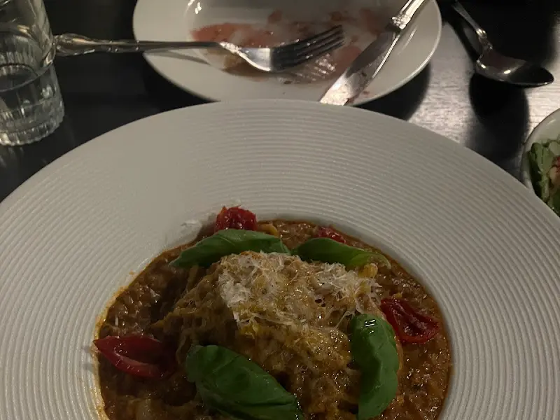 깔끔하게 비워진 파스타 접시