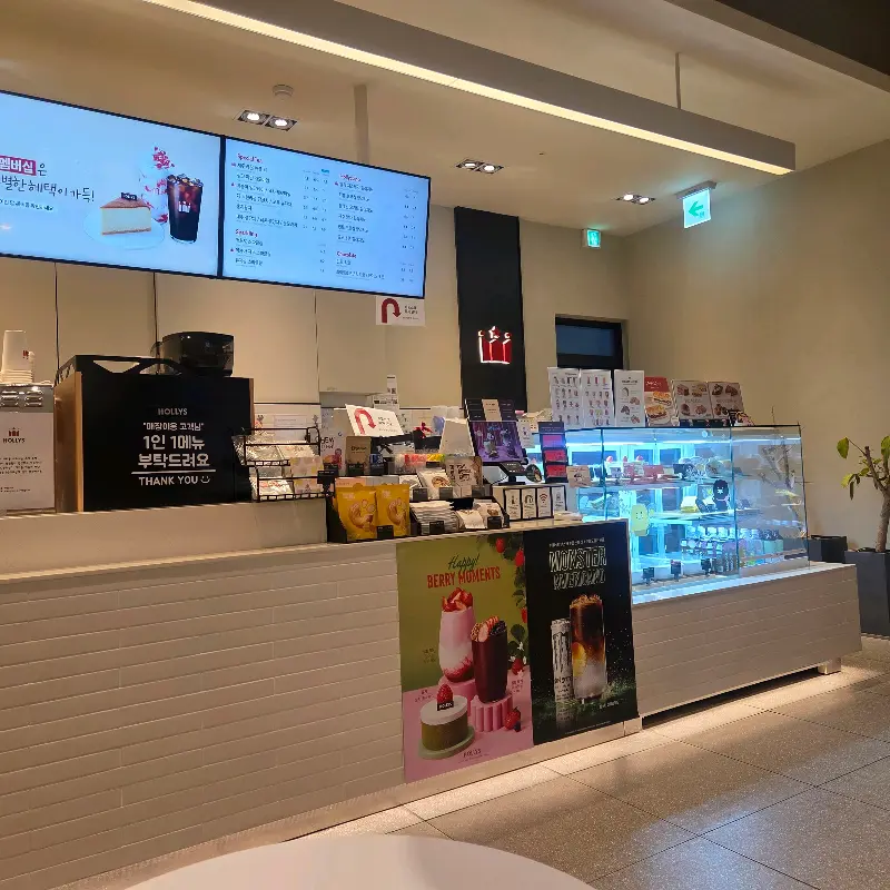 다양한 메뉴가 준비된 할리스 부천역점 카운터