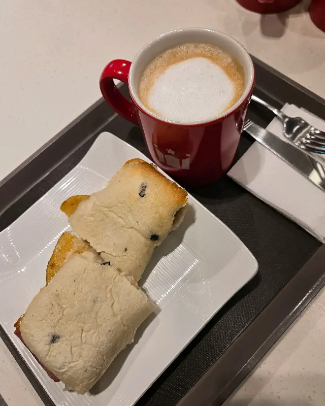 할리스 부천역점의 올리브 베이컨 파니니와 카페라떼