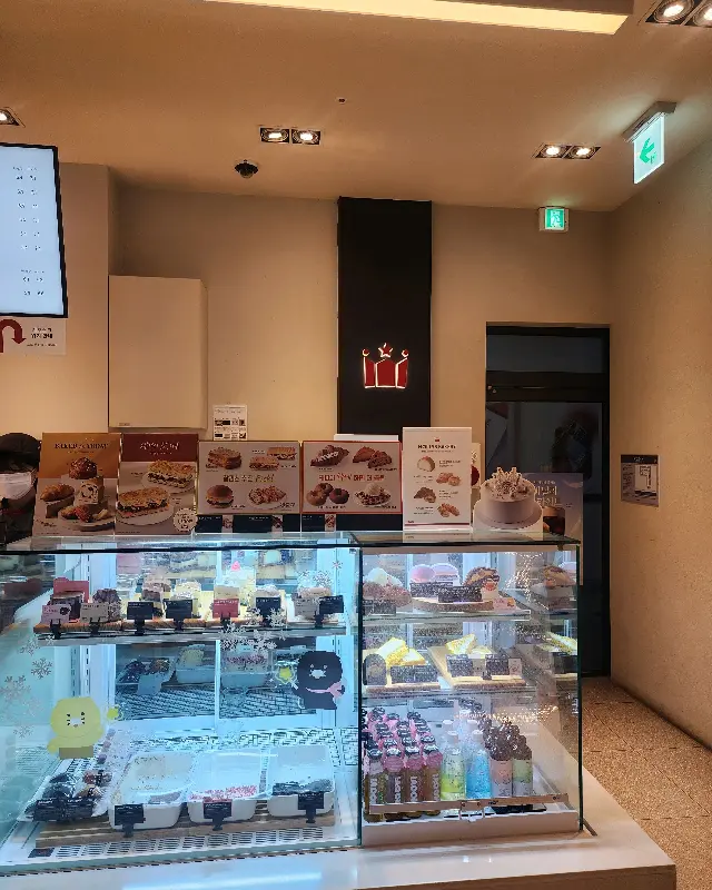 다양한 케이크가 진열된 쇼케이스