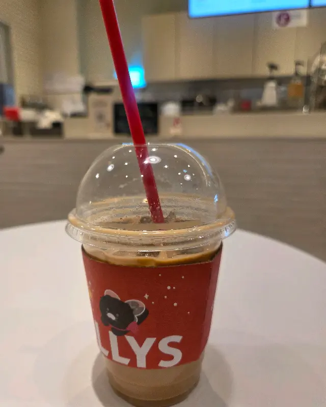 밤 늦은 시간에도 환하게 빛나는 할리스 부천역점