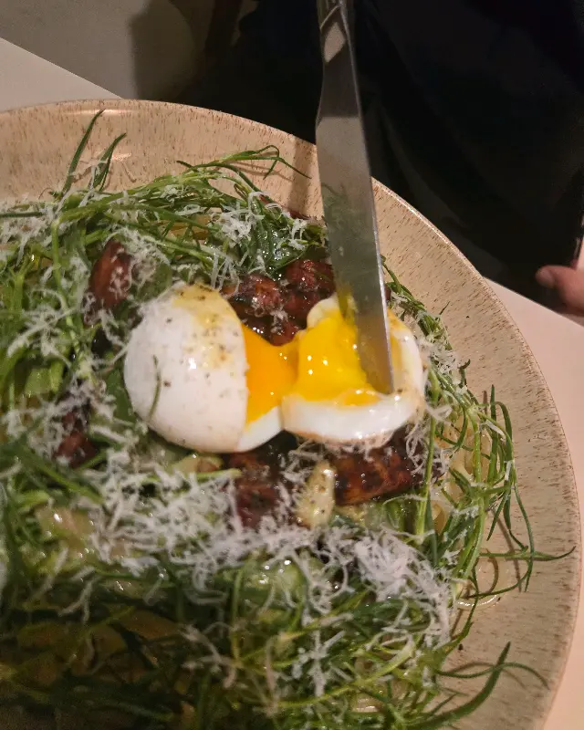 반숙 계란이 올라간 샐러드 파스타