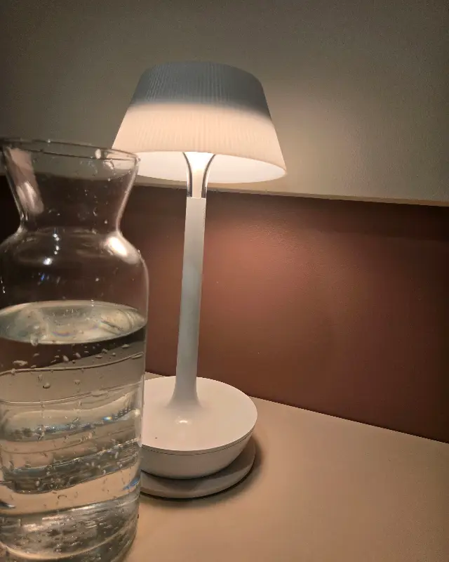 테이블 위 스탠드 조명