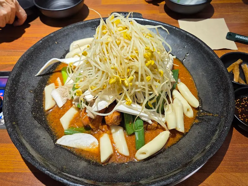 매콤한 양념과 아삭한 콩나물의 조화가 일품인 매운 등갈비찜