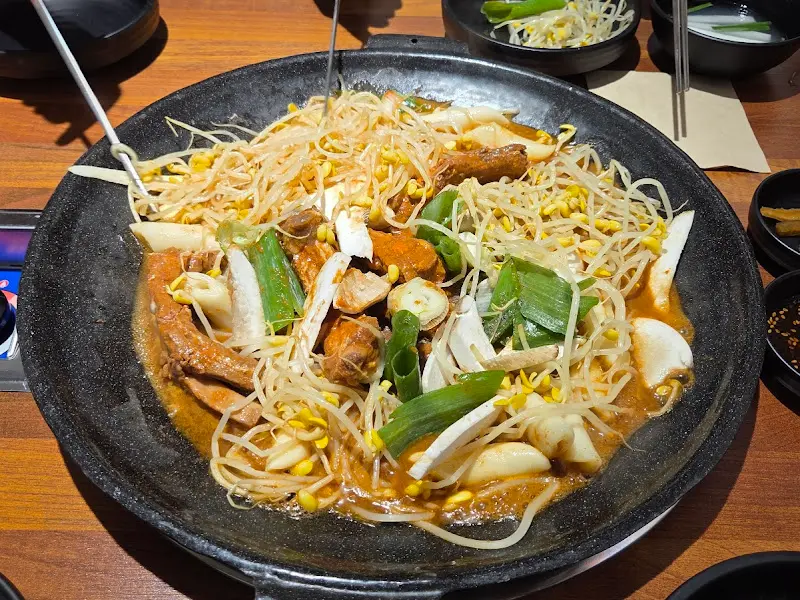 푸짐한 양과 다채로운 재료가 돋보이는 등갈비찜 한 상