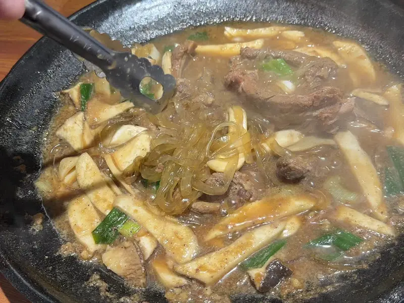 당면 사리를 추가한 간장 등갈비찜