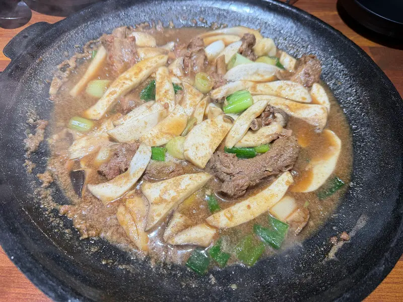 버섯과 떡, 야채가 가득한 등갈비찜