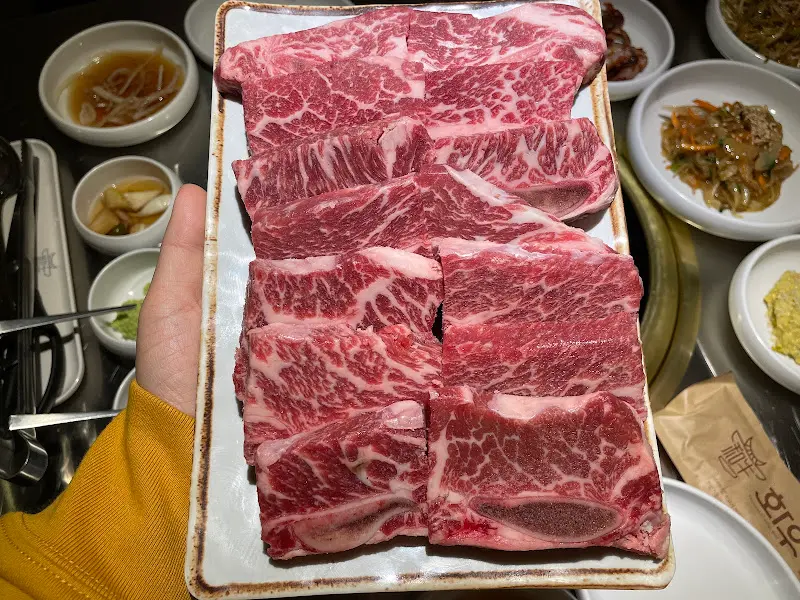 정갈하게 담겨 나온 특생갈비