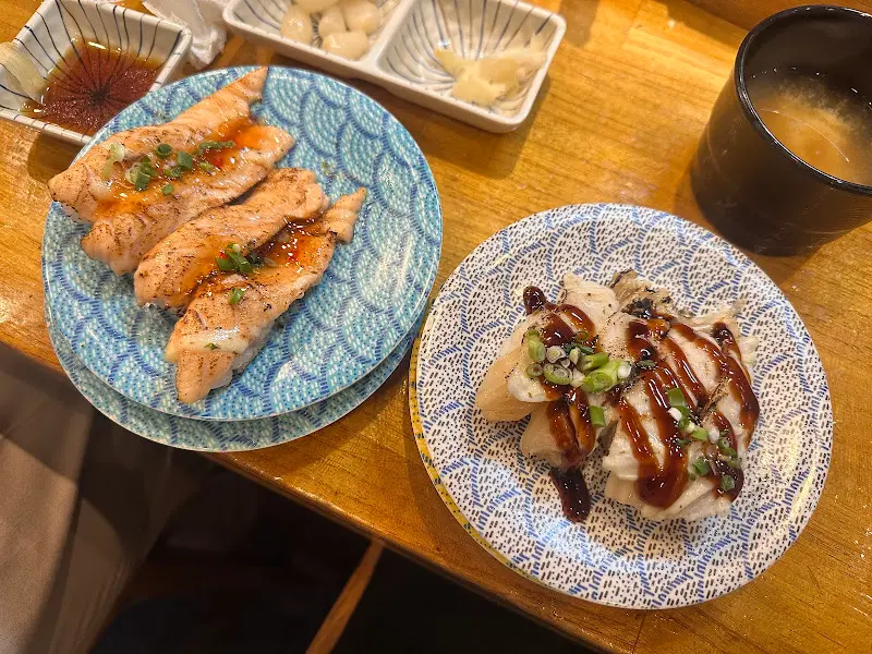 육회초밥과 구운 연어 초밥