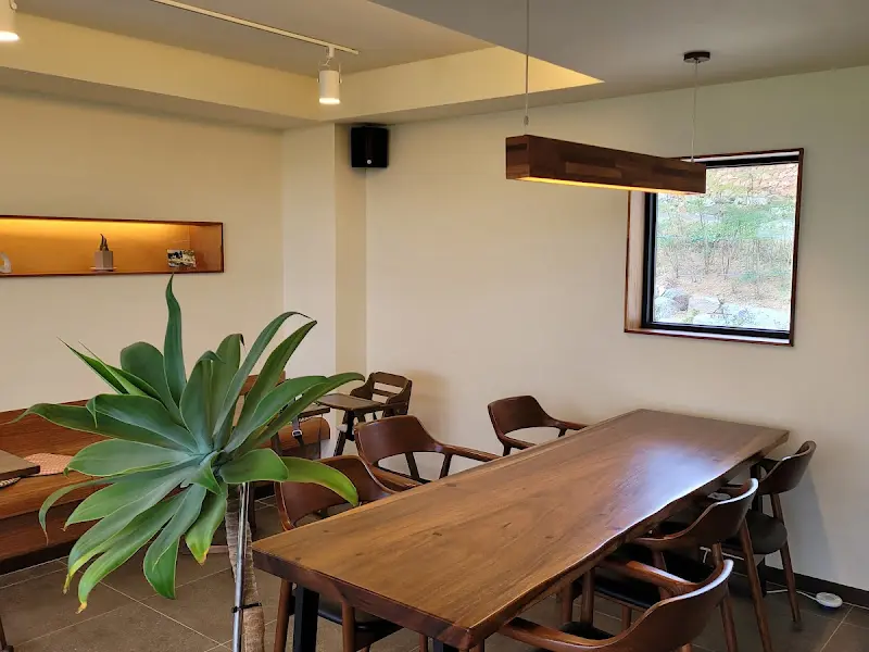 카페 내부 테이블 좌석