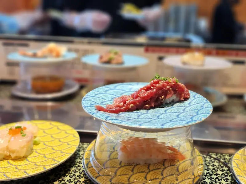 선명한 색감의 육회 초밥