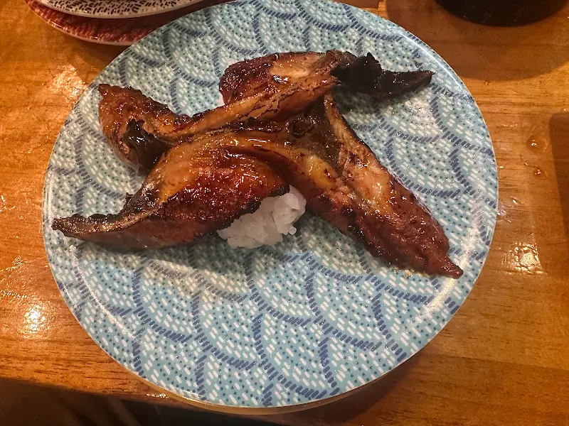 윤기가 흐르는 장어 초밥