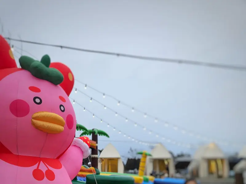 딸기 캐릭터 조형물