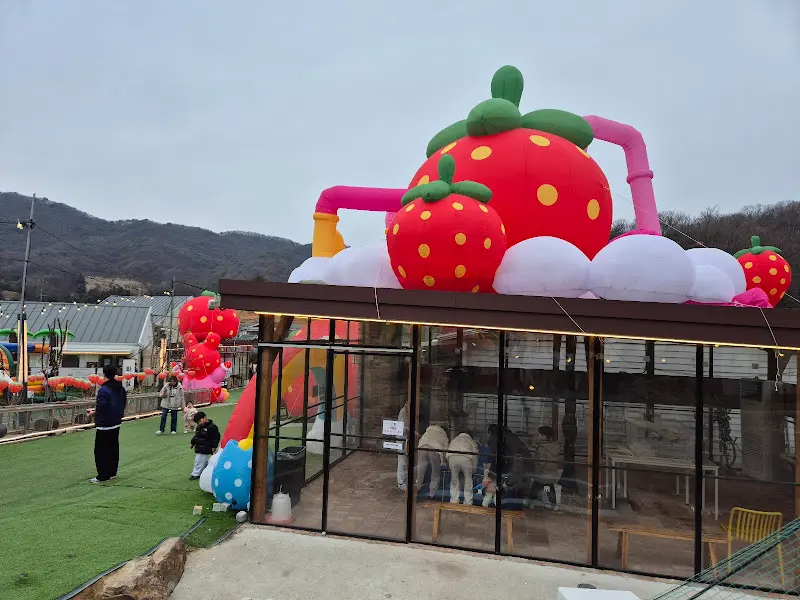 딸기 조형물