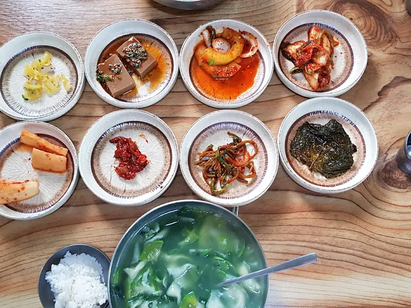 다슬기탕과 8가지 반찬의 조화