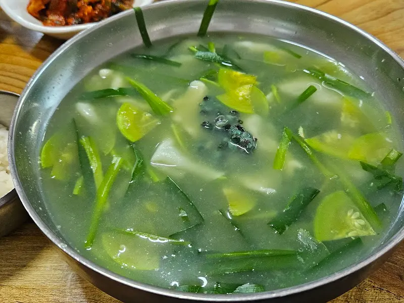 애호박과 다슬기가 듬뿍 들어간 다슬기탕