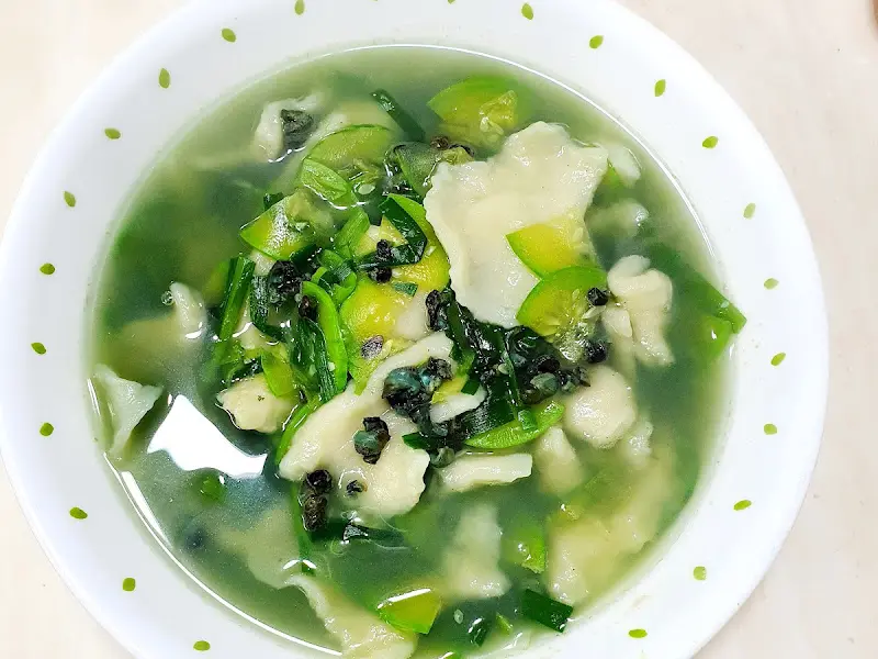 다슬기가 듬뿍 들어간 다슬기 수제비의 모습