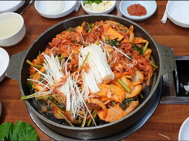 오리주물럭과 함께 나오는 밑반찬