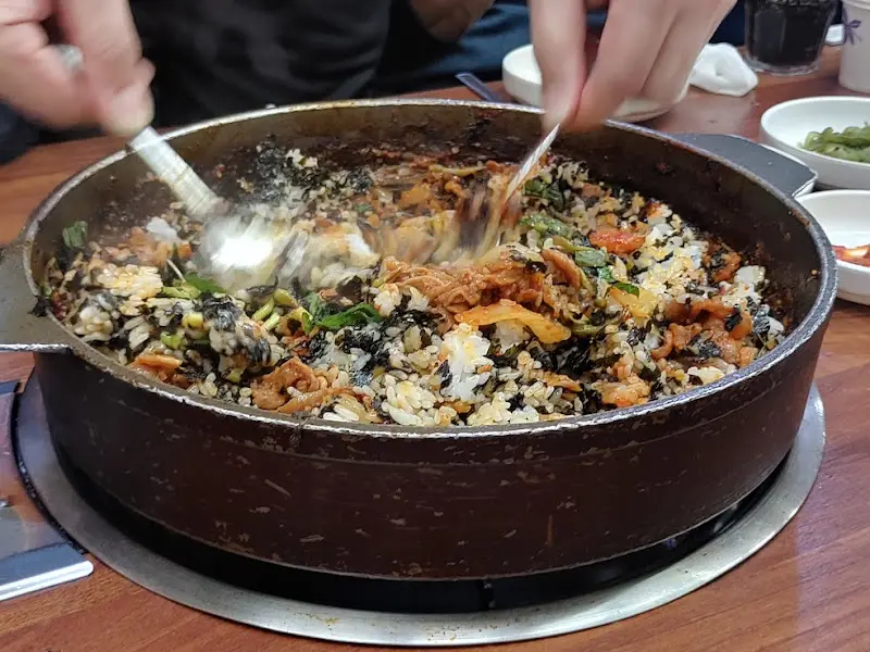 돌판 위에 펼쳐진 볶음밥