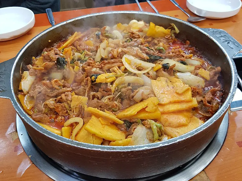 돌판 가득 오리주물럭