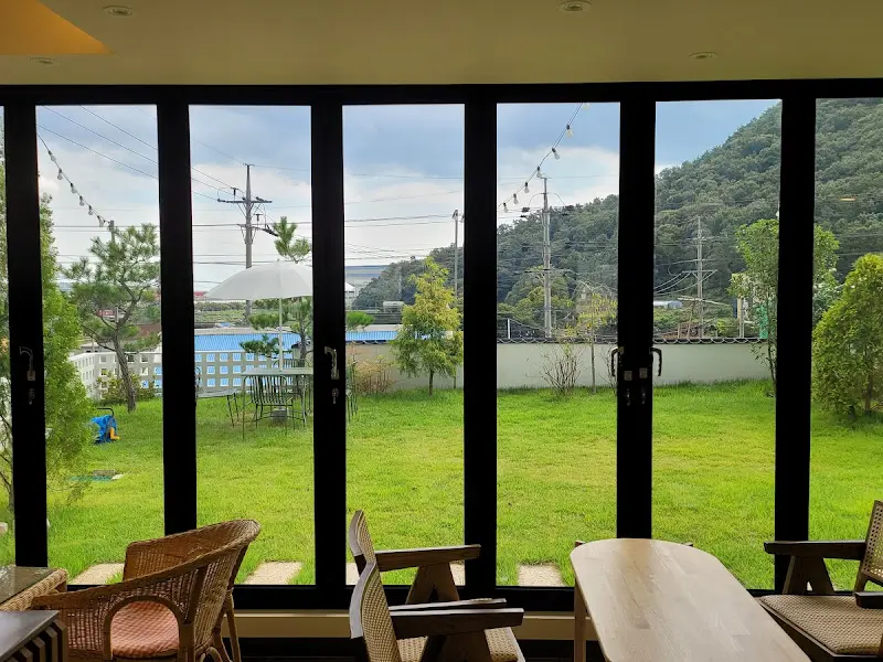 정원이 보이는 창가 좌석